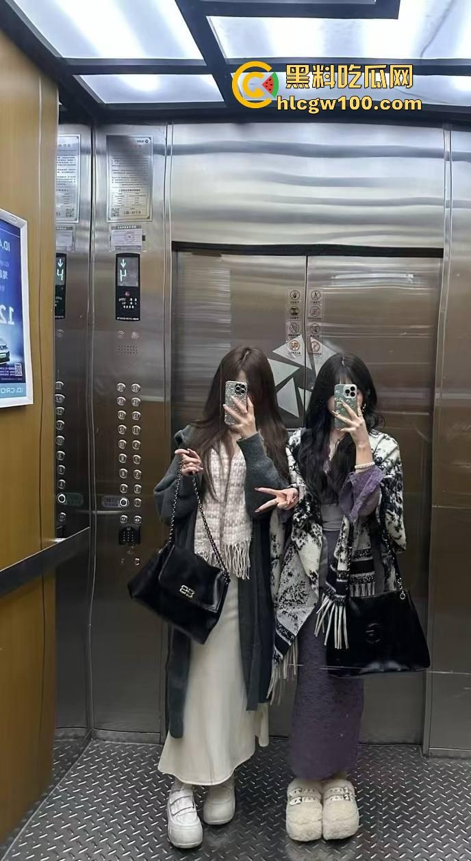 四川宜宾21岁清纯甜妹『 李东兰』深夜反差爆发，宿舍丝袜裹腿抖奶叫主人，还粉粉嫩嫩掰逼拍给你看骚B！-12