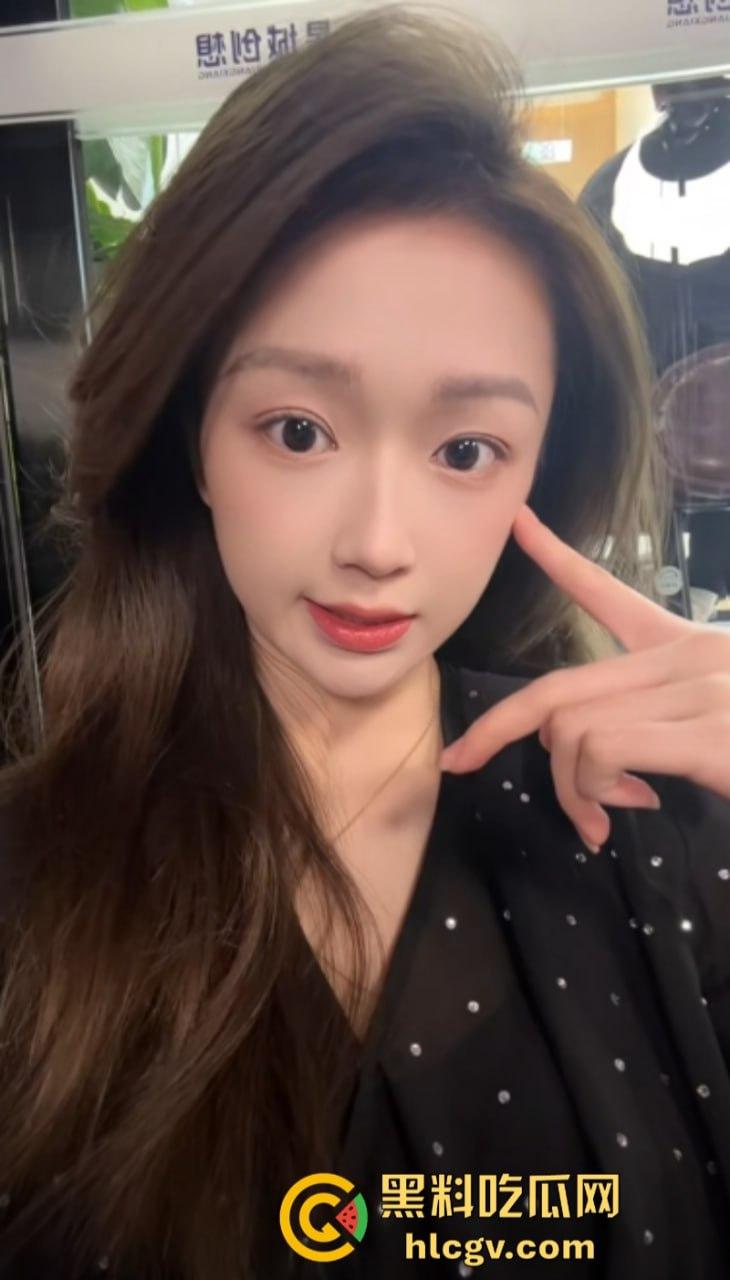 有钱真好！抖音网红博主【蜜桃】为金主定制洗澡自慰视频遭泄露 全裸跳舞真骚啊！-6