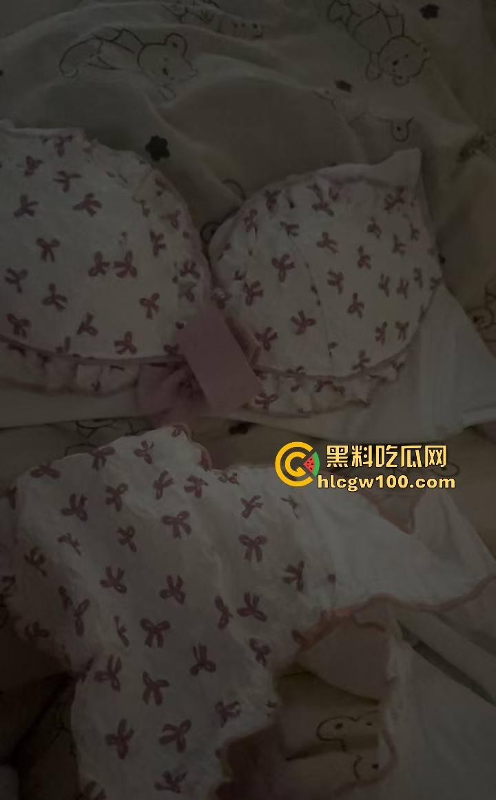 四川宜宾21岁清纯甜妹『 李东兰』深夜反差爆发，宿舍丝袜裹腿抖奶叫主人，还粉粉嫩嫩掰逼拍给你看骚B！-26