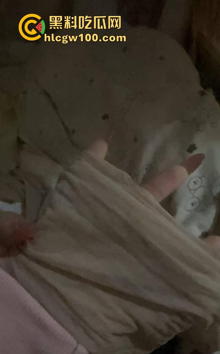 四川宜宾21岁清纯甜妹『 李东兰』深夜反差爆发，宿舍丝袜裹腿抖奶叫主人，还粉粉嫩嫩掰逼拍给你看骚B！-28