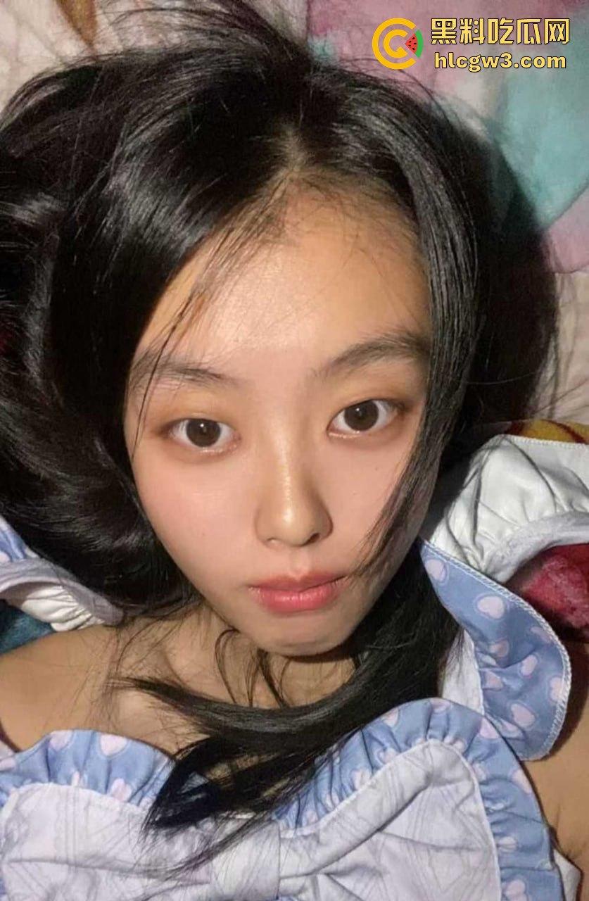 四川资阳高级职业中学的【彭万珊】情窦初开的年纪竟然在网上大玩露骨套路 发骚裸照引爆全网！-8