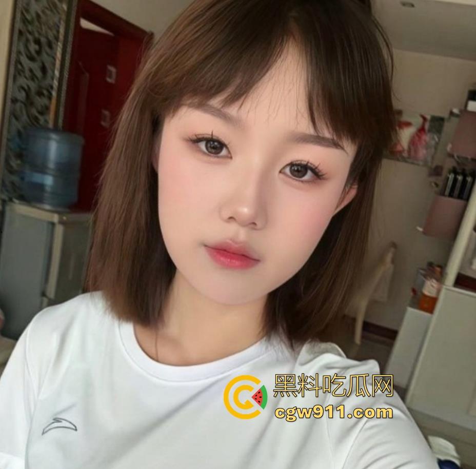 海南大学清纯女大【高思颖】私密视频曝光，白虎小穴嫩得出水，大屌后入猛插淫水四溢，看得人硬邦邦的！-2