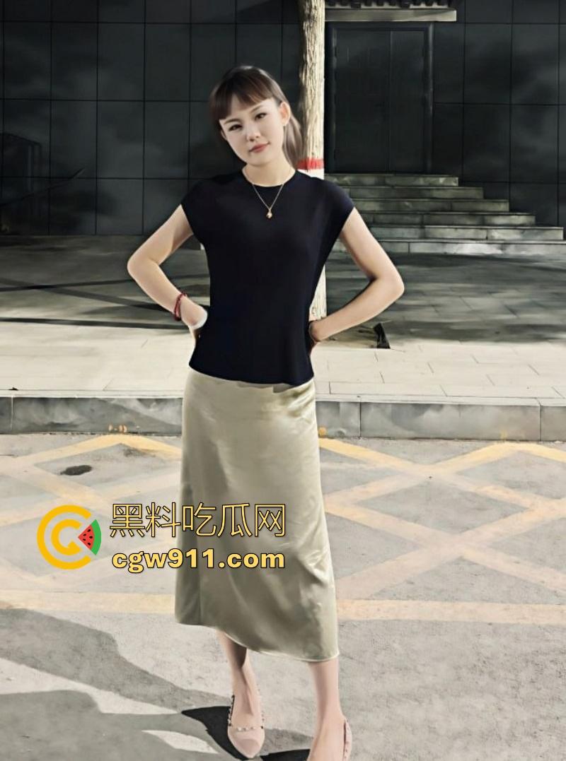 海南大学清纯女大【高思颖】私密视频曝光，白虎小穴嫩得出水，大屌后入猛插淫水四溢，看得人硬邦邦的！-3