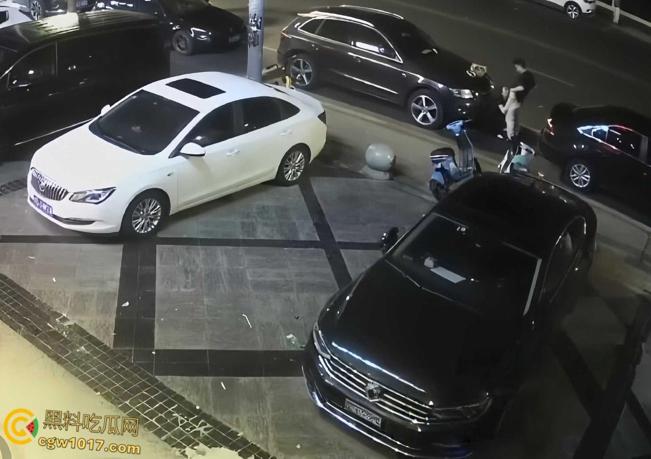 酒醉男女深夜在马路边，众目睽睽之下直接开始野战模式，饥渴母狗跪地口交，趴在引擎盖上掀裙后入打桩！-1