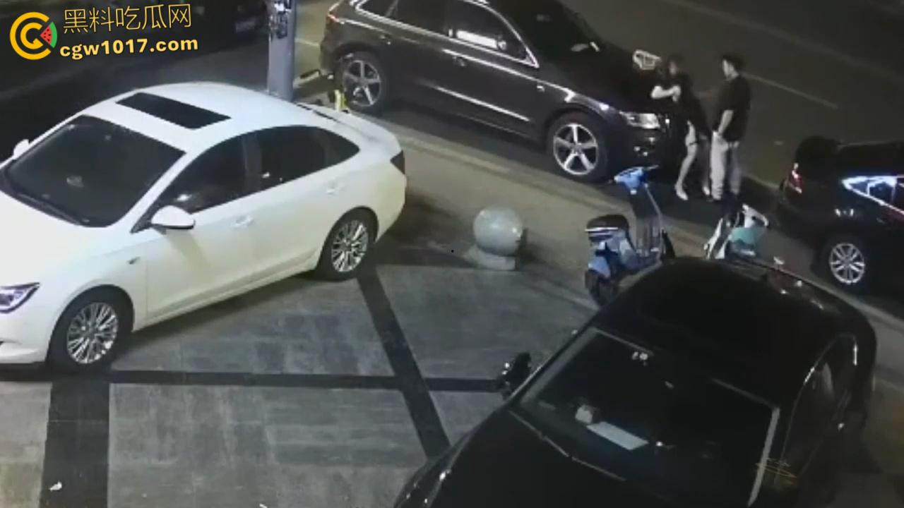 酒醉男女深夜在马路边，众目睽睽之下直接开始野战模式，饥渴母狗跪地口交，趴在引擎盖上掀裙后入打桩！-7