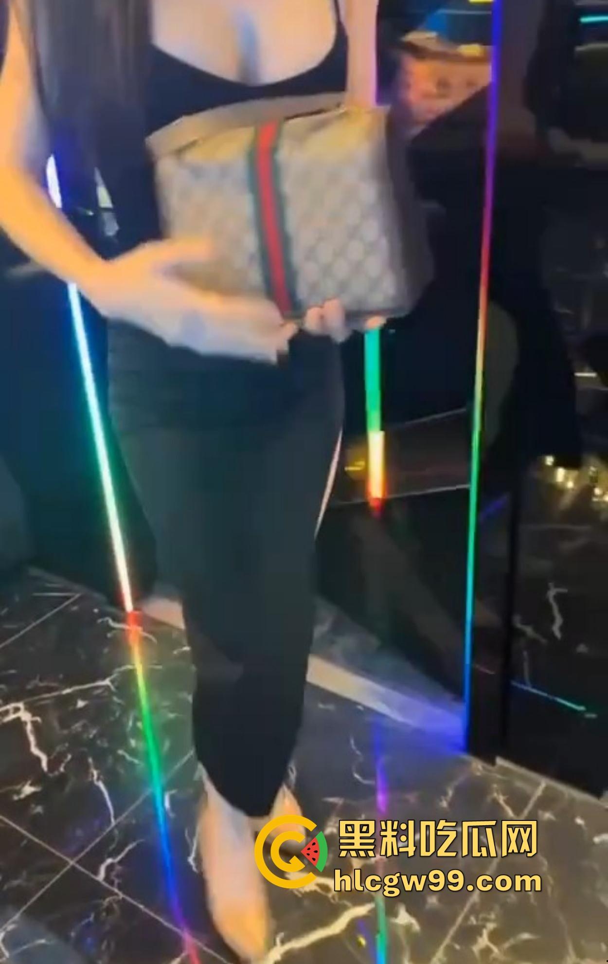 什么地方让你忘掉烦恼？酒不醉人自醉，聊天还能顺便射在大腿上，掏胸给你看还不报警，真是致富的终极动力！-9