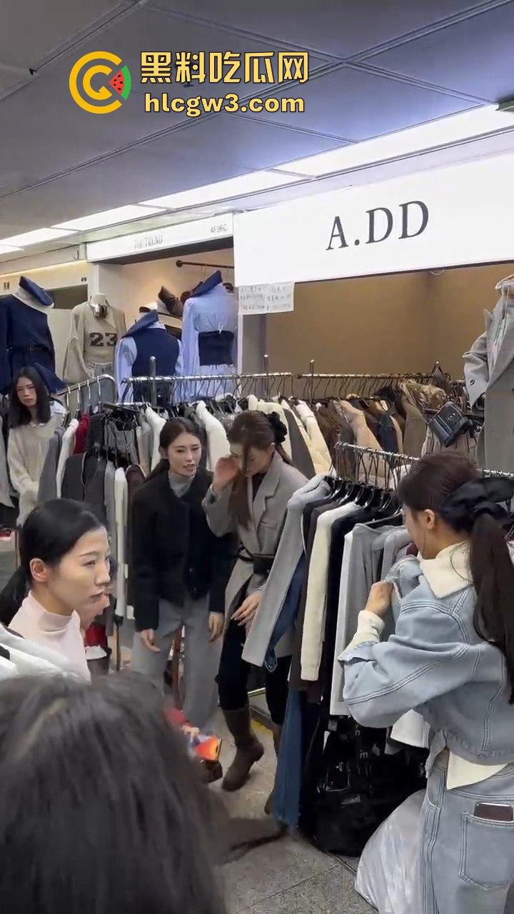 广州沙河服装城大乱斗！多名女子档口互撕，姐妹们龙虎斗，场面劲爆骂声不断！-3
