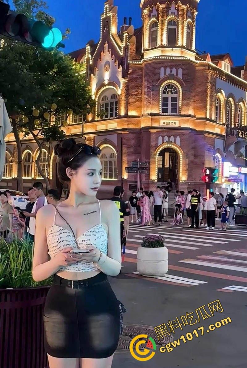 汕头网红【余微娜】沦为富二代母狗：露脸舔棒狂野放浪，多姿势爆操声响彻房间，视频泄密惹人眼球！-2