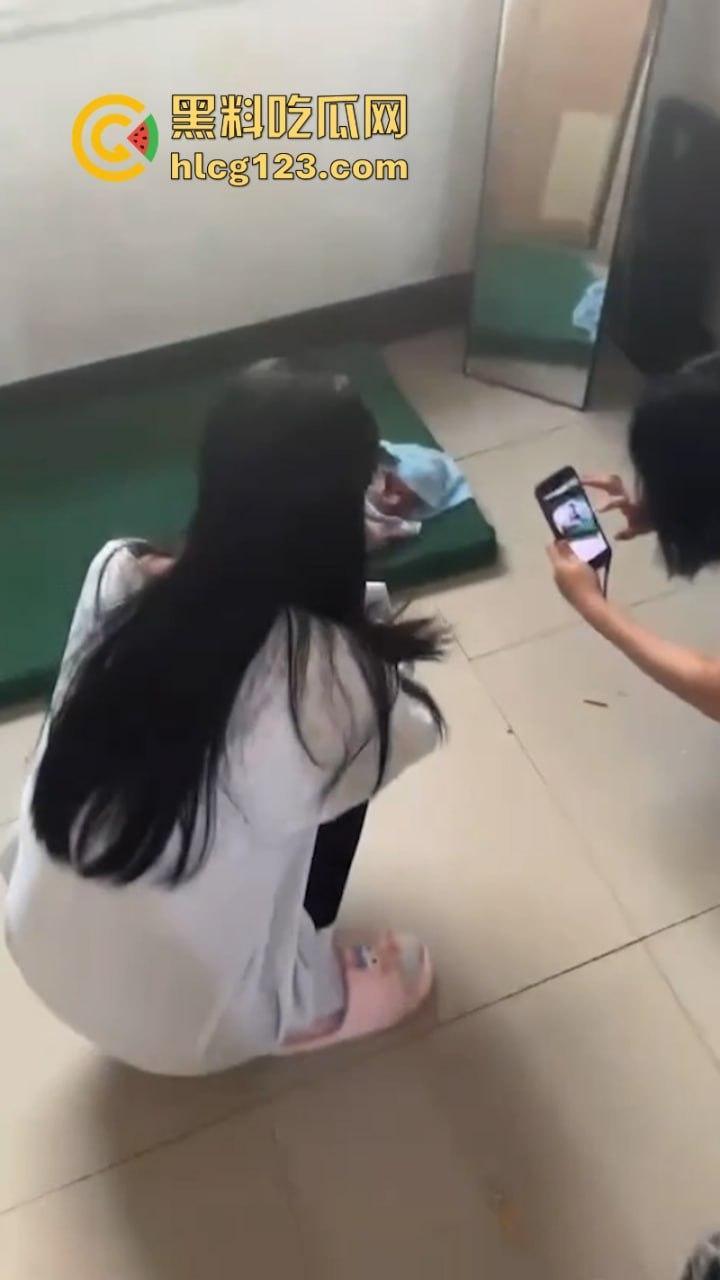 血腥慎入！令人发指在校女大学生突然在公厕临盆生孩子 又弃之不管！-3