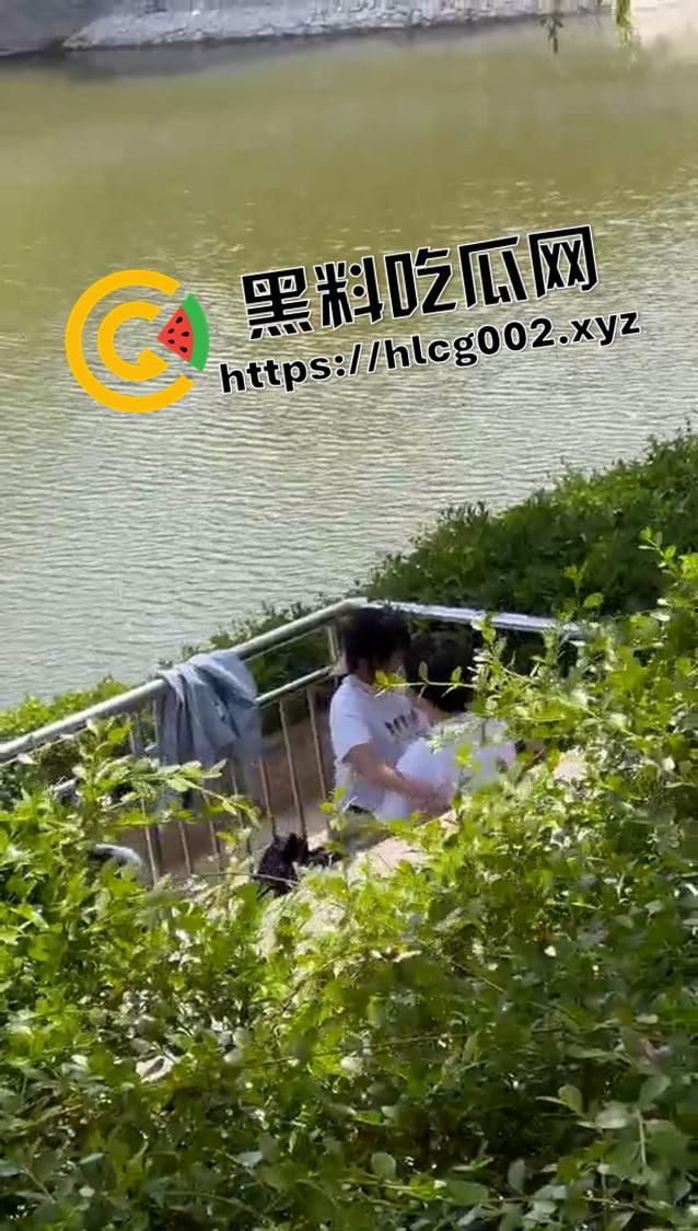 郑州升达经贸管理学院 情侣孟子像前打野战 这是给孟子上生理课吗-3