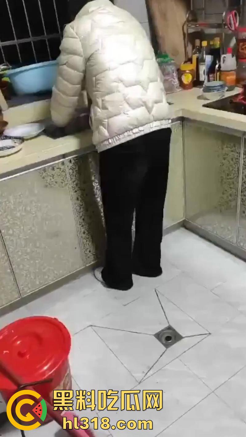 变态女婿乱伦丈母娘，趁老婆上班扒光风云犹存岳母，细腰长腿身材诱人，被扛腿抽插操的丈母娘不停浪叫！-5