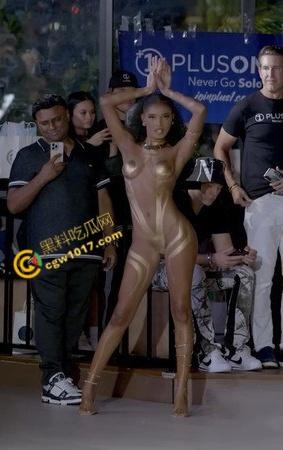 2025迈阿密泳装周【Farnello】胶带秀零布料全裸勾魂,金发超模乳臀春光乍泄,私处若隐若现,欲望炸裂T台!-6