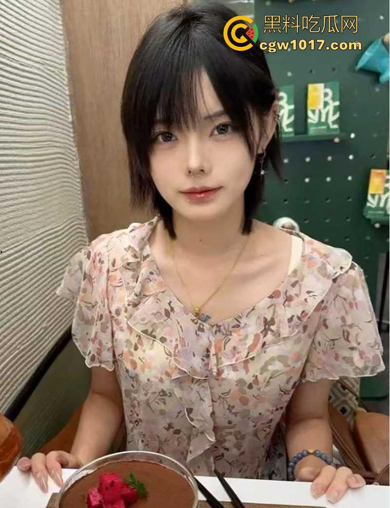 吃过的人都说好吃！抖音极品美女【天下第一小金金】晒淫照约大屌炮友解决生理需求，多毛骚穴被炮友狂干，嗦鸡巴老狠了！-5