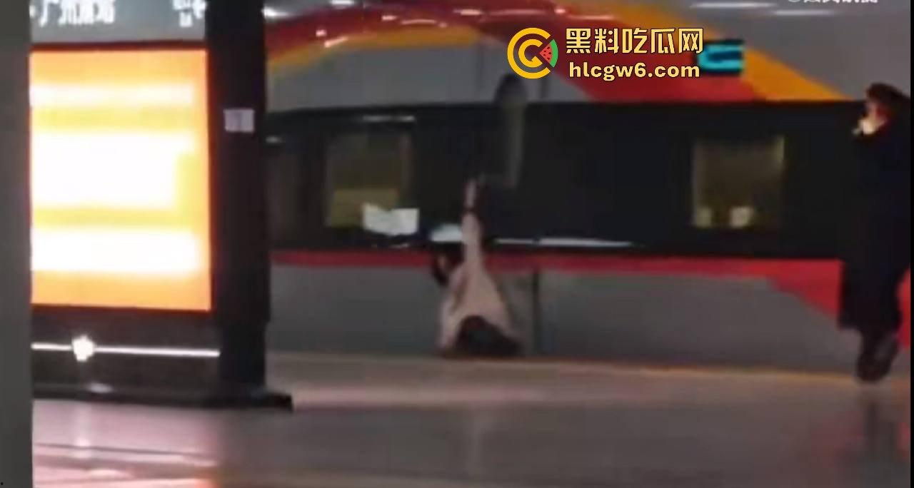 广州南站一乘客阻扒高铁车门夹住拖行，站务员紧急联络司机并跑向乘客，差点酿成大祸。-8