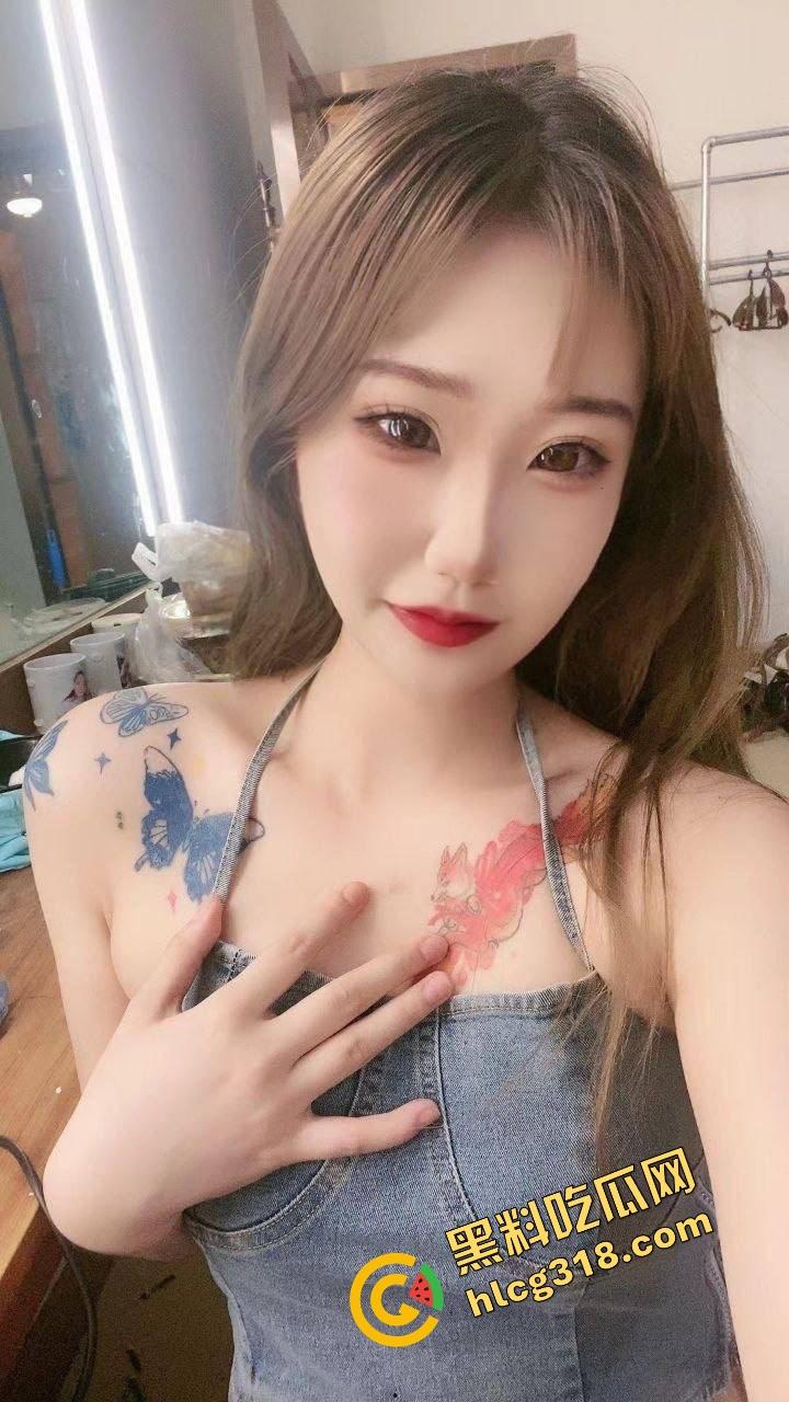 江苏理工大舌钉纹身女大生『宋婧妍』私密调教视频疯传，双手捆绑跪地持皮鞭，后入爆操深喉口交！-5