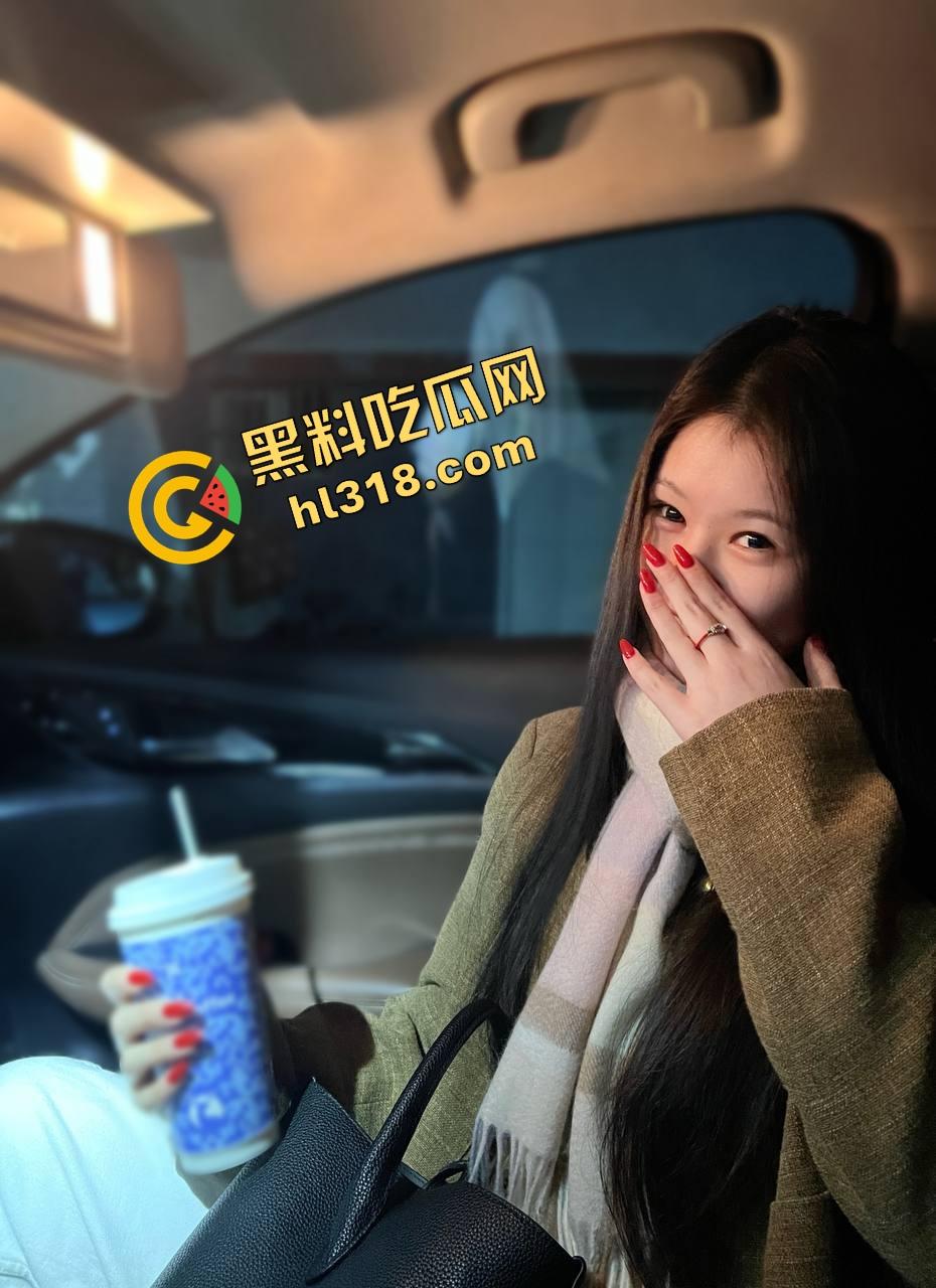 约炮美甲店少妇本想随便玩，结果喷成水龙头，直接喊兄弟组队3P，骚货嘴上说害羞下面一刻都不停！-4