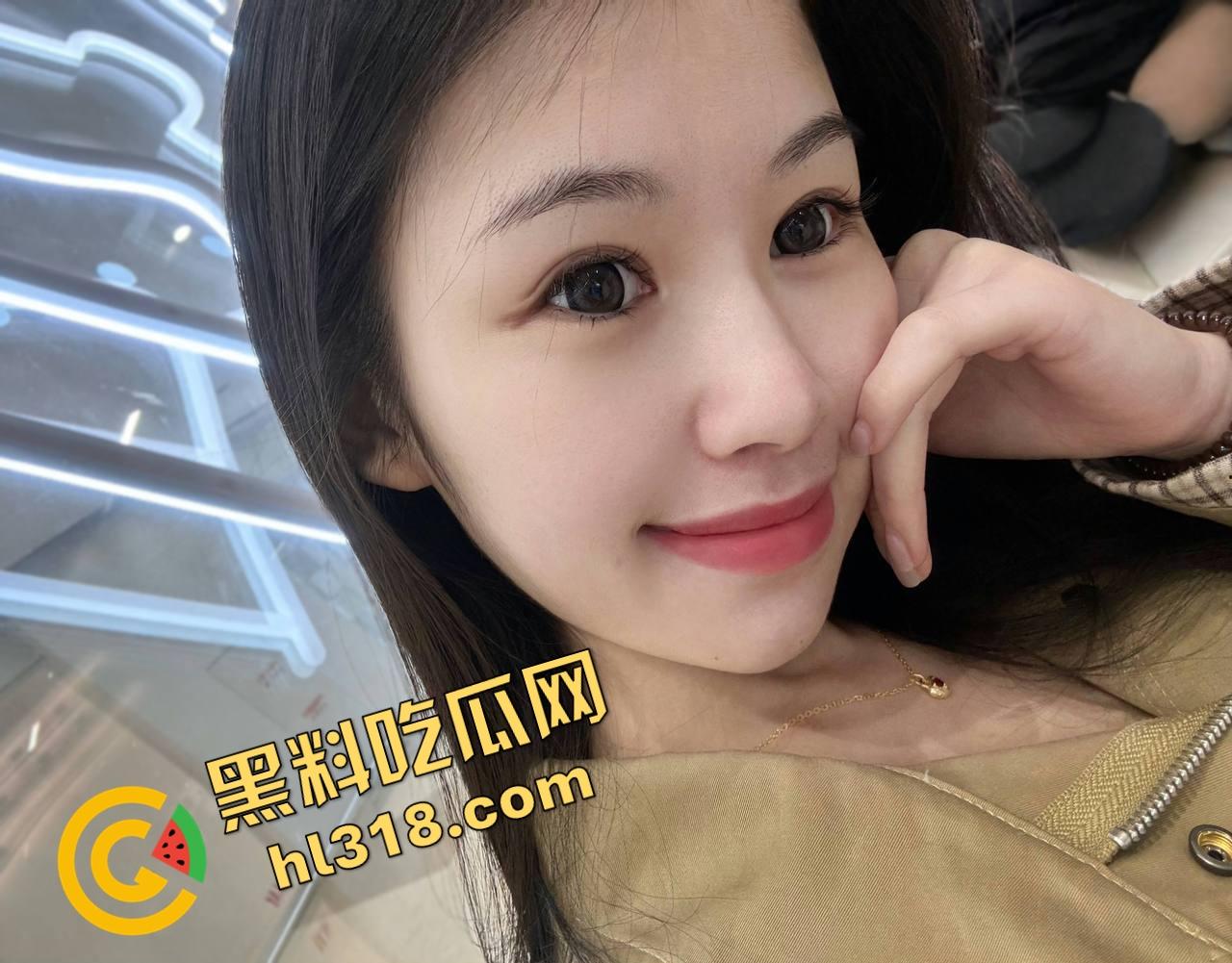 约炮美甲店少妇本想随便玩，结果喷成水龙头，直接喊兄弟组队3P，骚货嘴上说害羞下面一刻都不停！-5