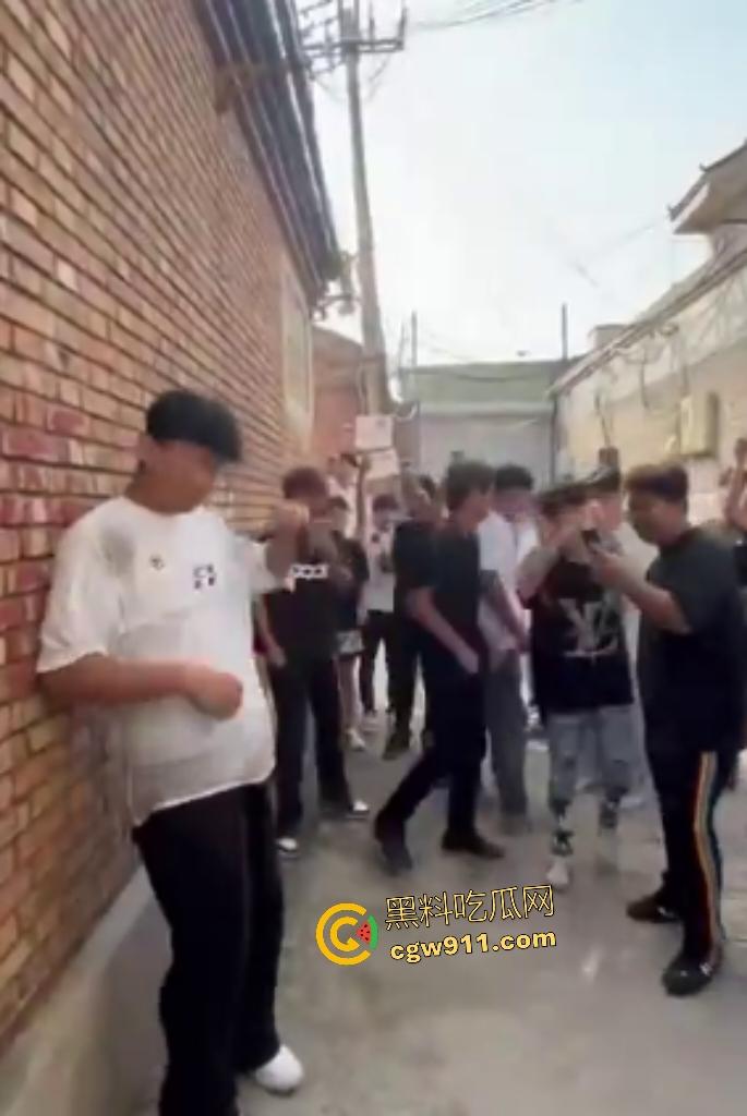 河北廊坊霸州胜芳镇，未成年围殴白衣受害者！小霸王拳脚如雨点狂砸，围观群众起哄拍摄嘲讽“奖励你的”！-6