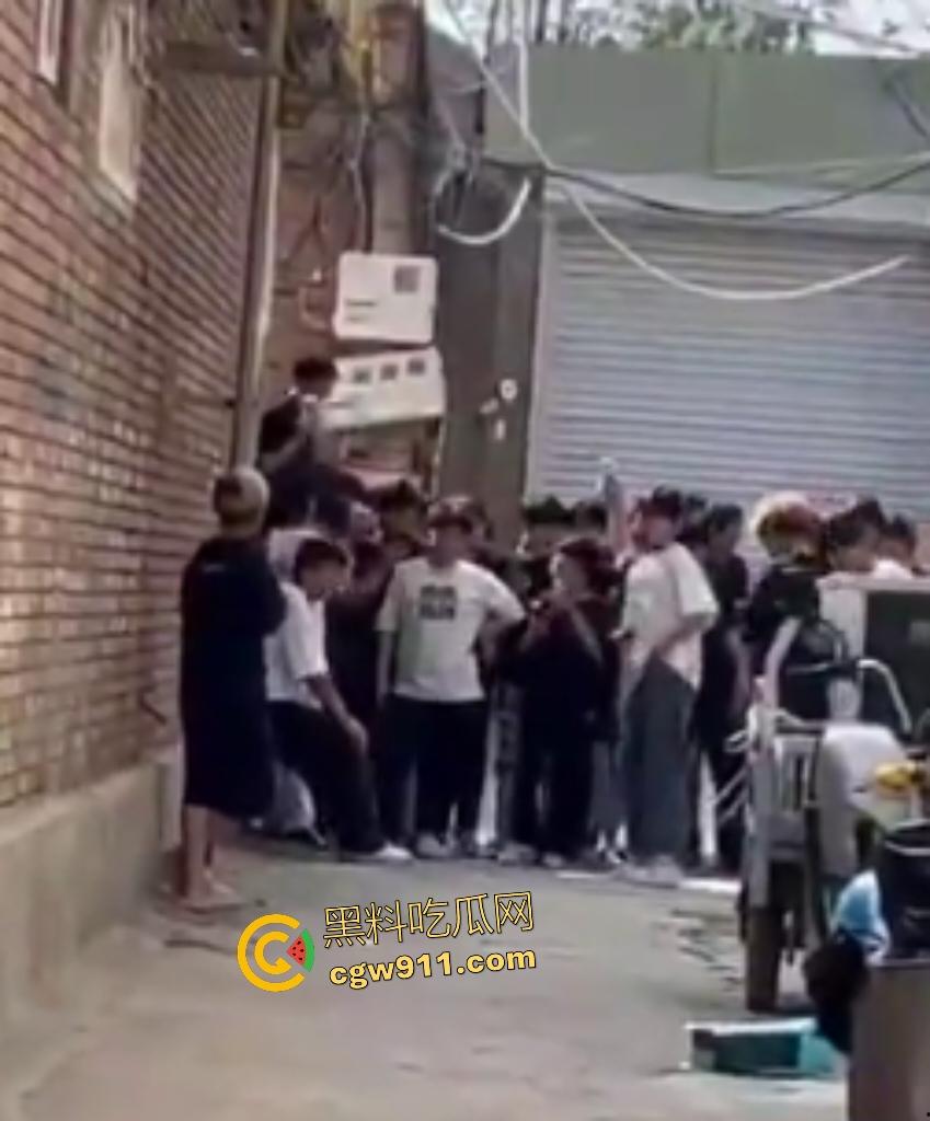 河北廊坊霸州胜芳镇，未成年围殴白衣受害者！小霸王拳脚如雨点狂砸，围观群众起哄拍摄嘲讽“奖励你的”！-8