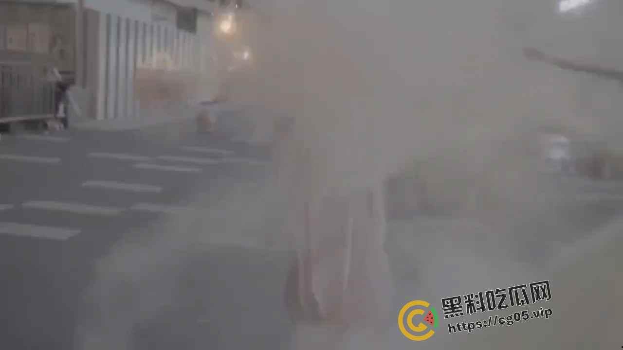 杭州漫展coser燃放仙女棒拍照 被男子拿干粉灭火器怼脸 现场一片恐慌 多视角围观吃瓜-5