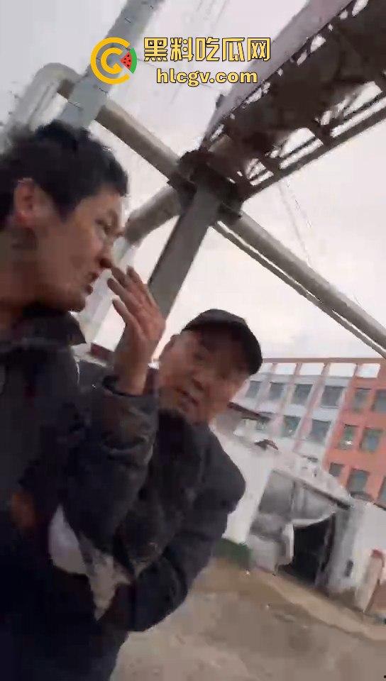 山东临沂孔孟之乡变菜鸡互啄场，两男因超车打成泥脸怪！-7