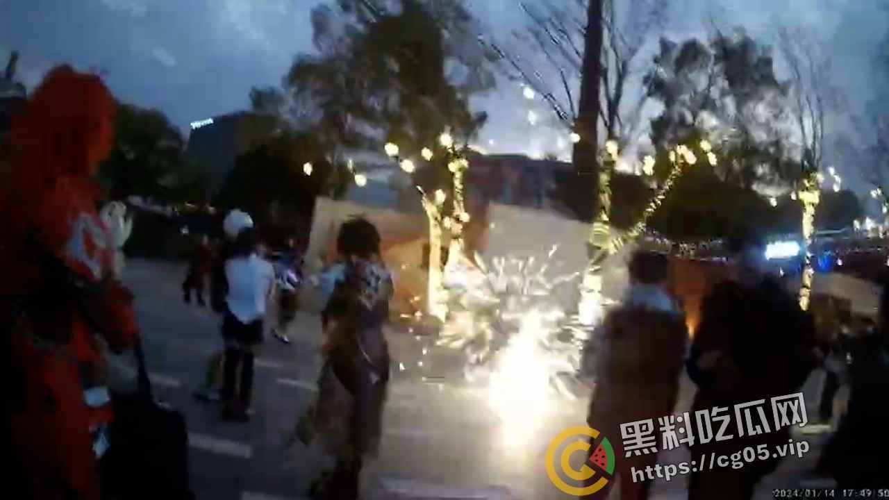 杭州漫展coser燃放仙女棒拍照 被男子拿干粉灭火器怼脸 现场一片恐慌 多视角围观吃瓜-7