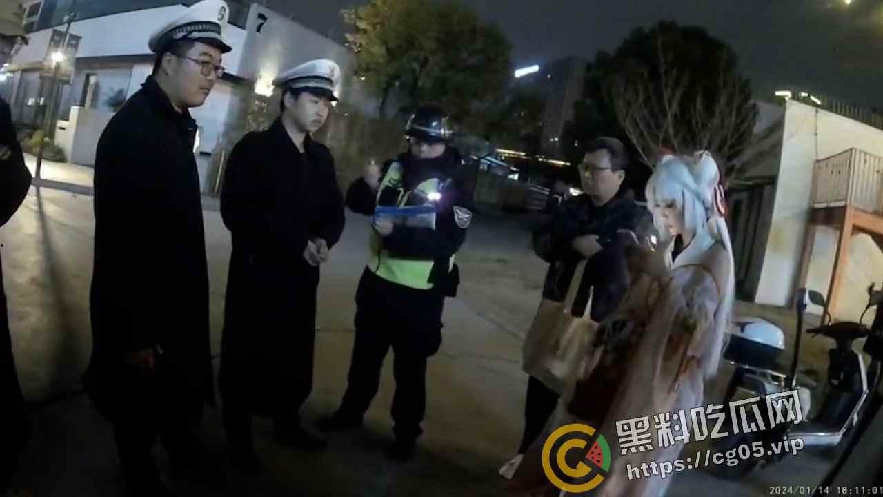 杭州漫展coser燃放仙女棒拍照 被男子拿干粉灭火器怼脸 现场一片恐慌 多视角围观吃瓜-8