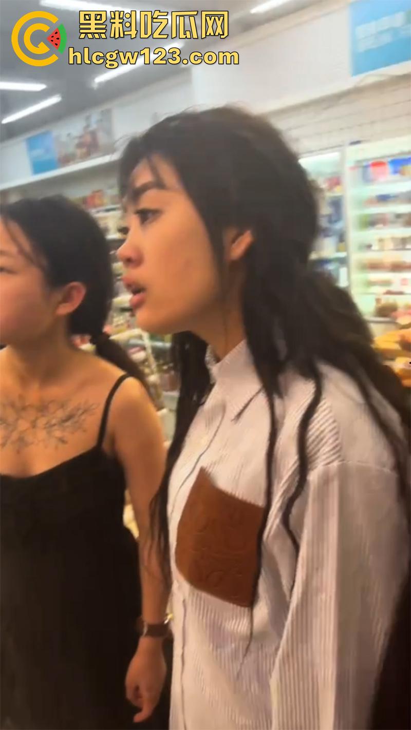 吉林长春精神小妹打架现场，一群社会青年围殴闺蜜，纹身小伙一旁录像加油，年纪轻轻不学好啊！-3