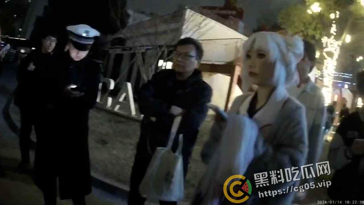 杭州漫展coser燃放仙女棒拍照 被男子拿干粉灭火器怼脸 现场一片恐慌 多视角围观吃瓜-9