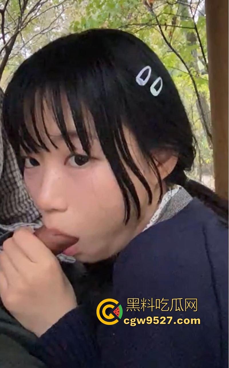 湘潭大学极品眼镜妹【林晴怡】与好兄弟一起尝试激情3P，反差小母狗前后夹击，深喉吞精反差到极致！-6