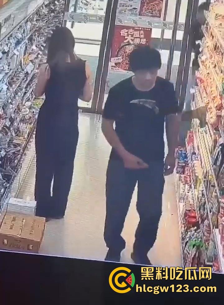 超市惊现安踏变态男！在嫩妹面前盯着蜜臀 掏鸡巴狂甩 变态露出癖好令人瞠目！-2