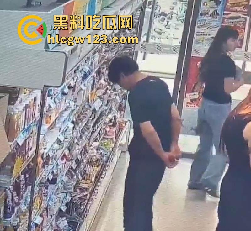 超市惊现安踏变态男！在嫩妹面前盯着蜜臀 掏鸡巴狂甩 变态露出癖好令人瞠目！-4