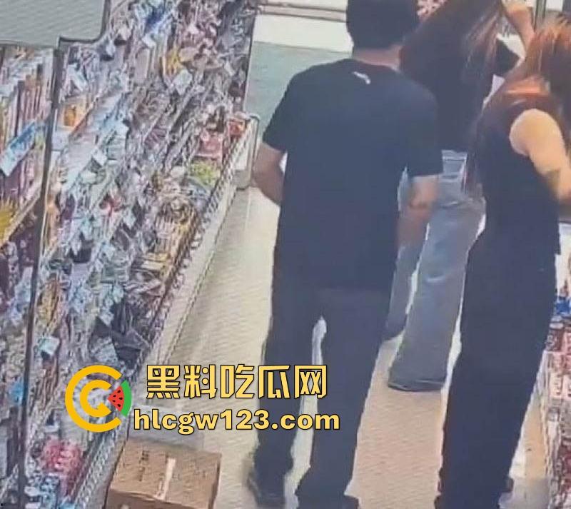 超市惊现安踏变态男！在嫩妹面前盯着蜜臀 掏鸡巴狂甩 变态露出癖好令人瞠目！-7