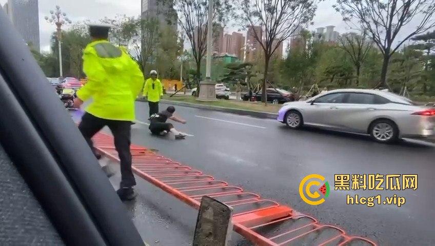 太原醉汉主干道停车持刀战3交警，打不过直接扒车逃跑，结果被托飞30米！-6