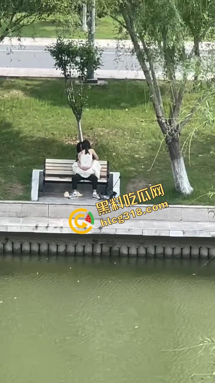 校园长椅小情侣河边裙下整活，抠完逼直接开干，朋友圈疯传辅导员点赞评这就是校园爱情！-5