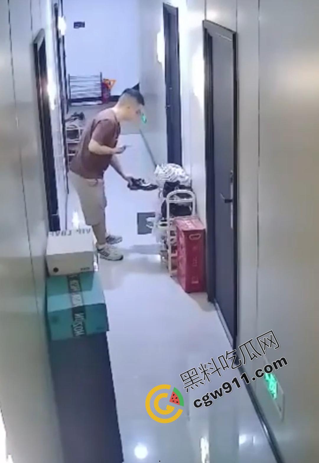 惊悚！变态佬深夜骚扰独居女，偷鞋拍照，诱骗开门，监控揭露惊人阴谋-4