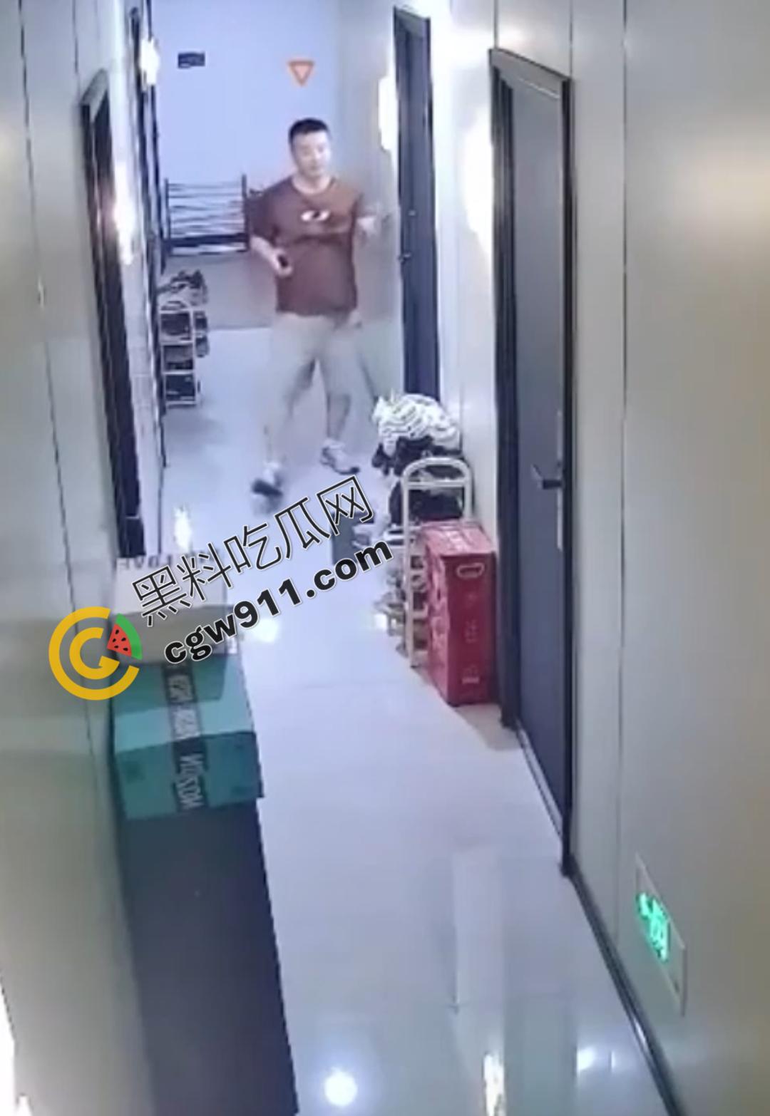 惊悚！变态佬深夜骚扰独居女，偷鞋拍照，诱骗开门，监控揭露惊人阴谋-6