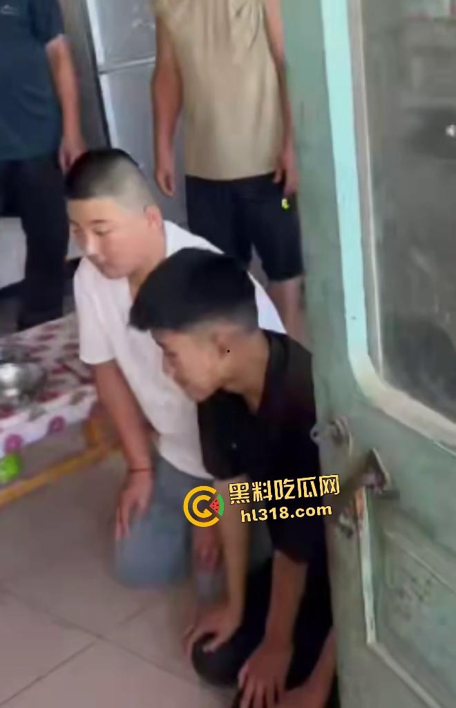 高一恶霸逼学生爷爷奶奶下跪磕头，孙子反击大骂，黑涩会加特林烟花狂喷，最后霸凌者被抓来跪地！-8