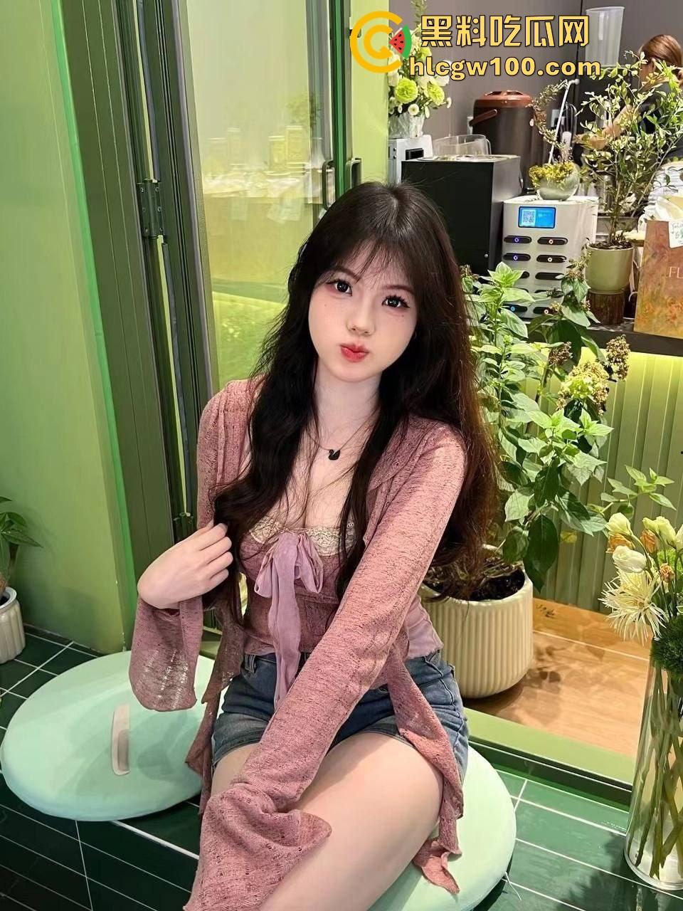 大神成功拿下00后长腿清纯嫩妹，粉嫩制服小套装修长美腿，看似初恋脸小白兔，等着调教成胯下骚母狗！-2