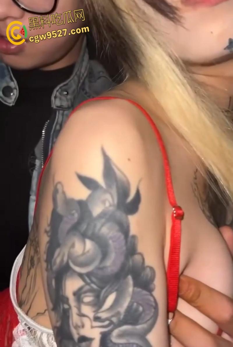 抖音网红精神小妹【无能巨婴】，线下约炮视频泄露，满背纹身滴蜡调教，楼梯站立后入猛操，真是骚到没边 !-7