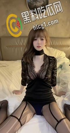 抖音140w粉丝网红小马漫漫，风骚御姐黑丝包臀裙渔网袜 乳沟露出土豪定制 劲爆热舞大尺度视频流出-10