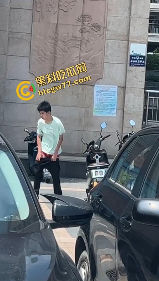 山东奇葩小伙现场癫疯 女车主前脚刚走 他直接脱裤骑日电动车 压抑太久把出轨幻想发泄在雅迪身上！-7