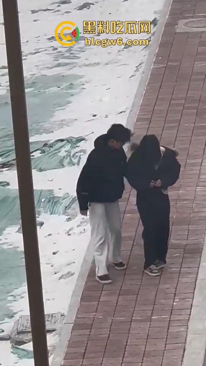 河南政法大学情侣闹脾气 女生一气之下当众脱衣 奶罩乱飞脱裤露逼 男友吓坏了 吃瓜群众看乐了！-2