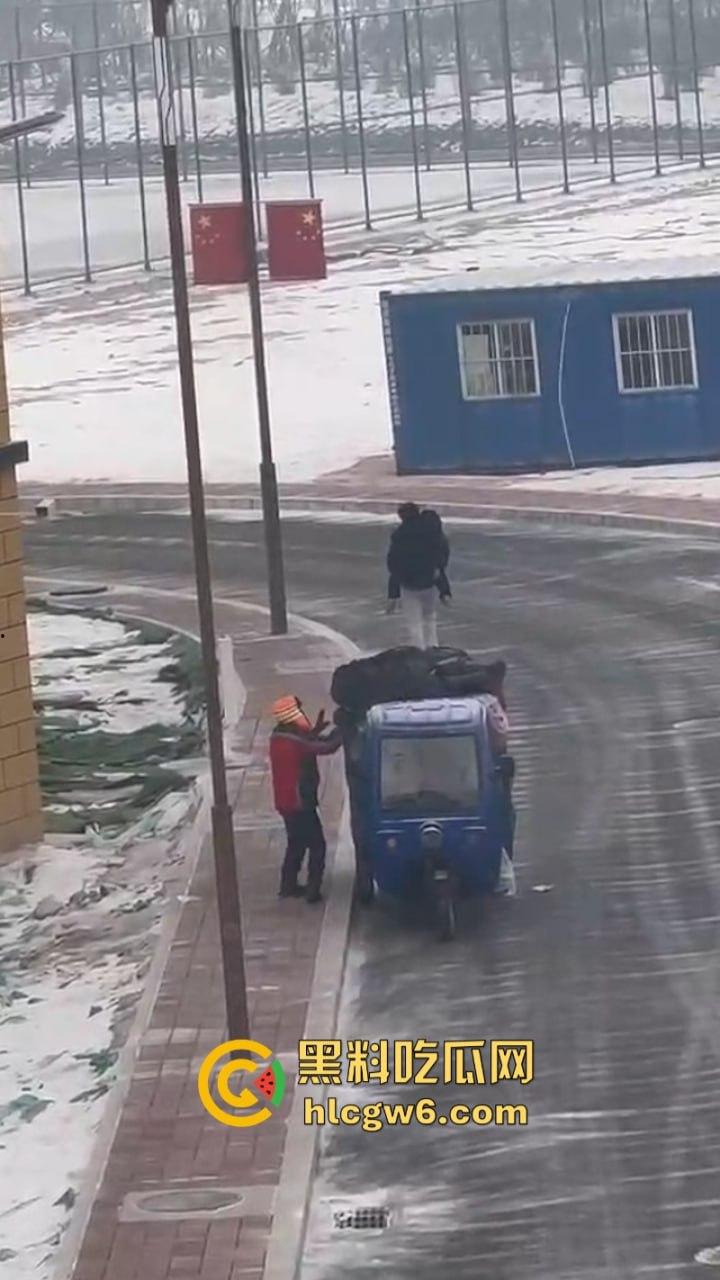 河南政法大学情侣闹脾气 女生一气之下当众脱衣 奶罩乱飞脱裤露逼 男友吓坏了 吃瓜群众看乐了！-3