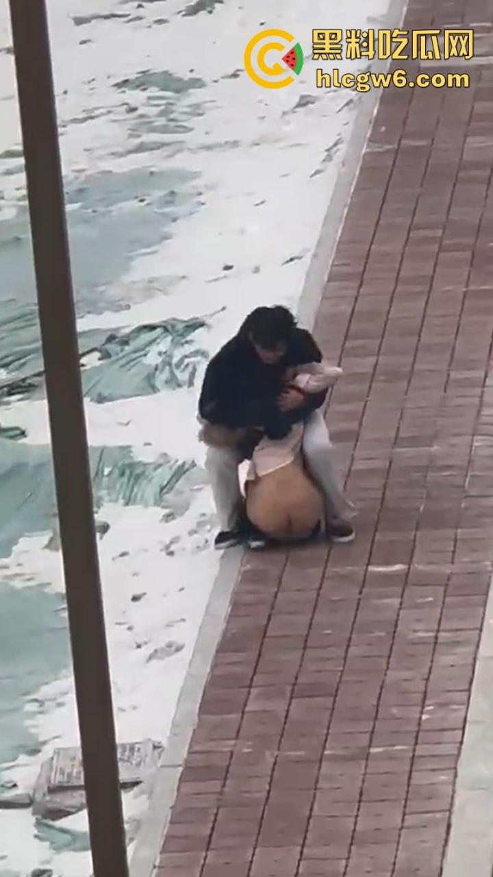 河南政法大学情侣闹脾气 女生一气之下当众脱衣 奶罩乱飞脱裤露逼 男友吓坏了 吃瓜群众看乐了！-4