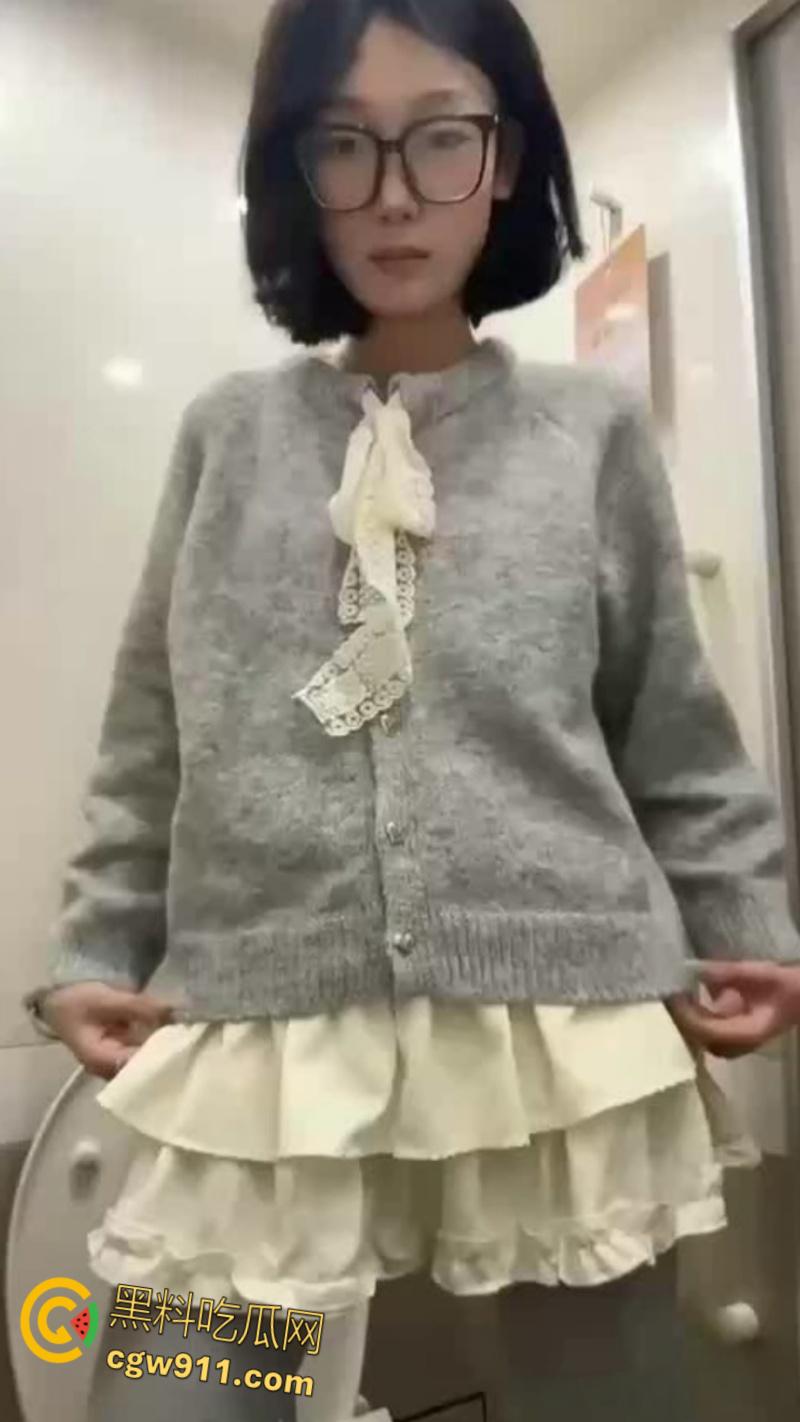 高颜值学生妹，宿舍制服骑乘假屌，高铁半脱露点自慰被敲门惊吓，温泉澡堂脱衣露出，抠逼自慰太反差了 ！-1