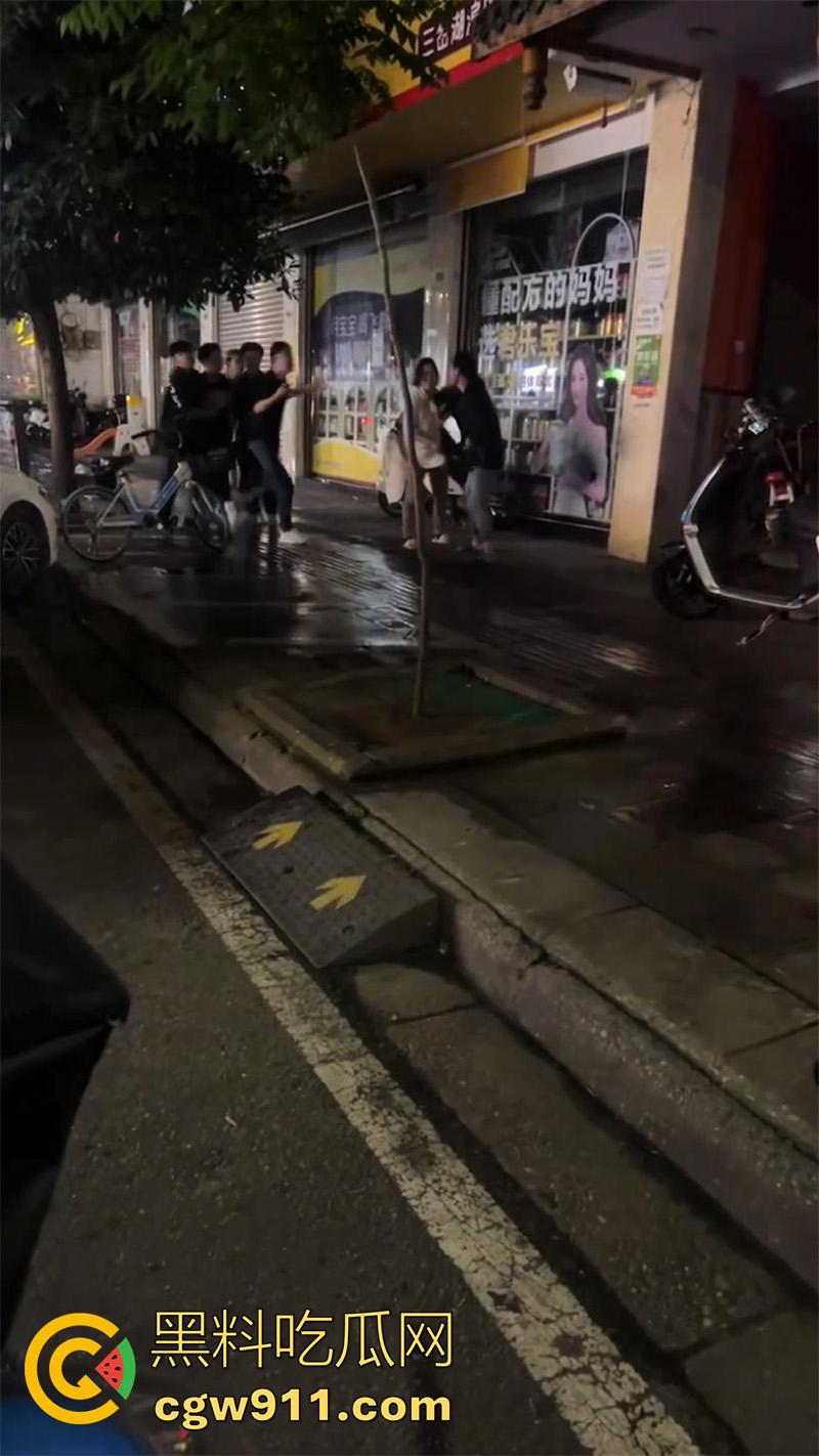 四川简阳挥刀砍人事件，儿子发现女友被老爸操了，带妈妈去捉奸，争吵中抄其附近饭店菜刀砍人！-4