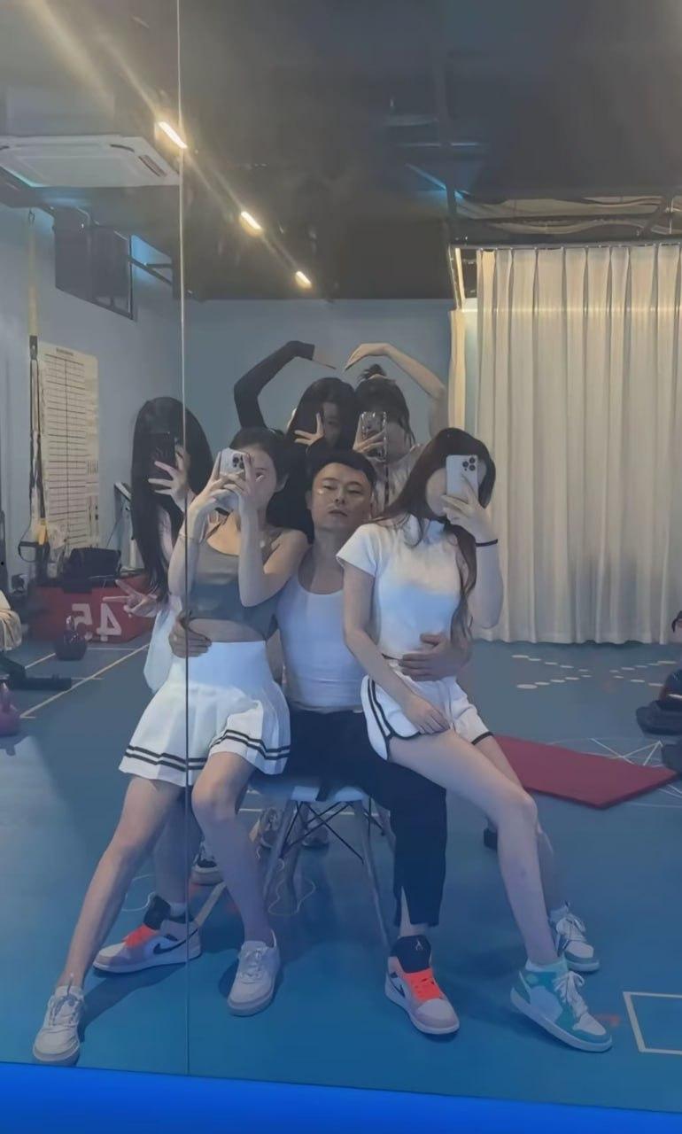 不是哥们怎么不早说啊！早说容易得吃我就早去干私教去了，天天有瑜伽裤操那不得爽死！-2