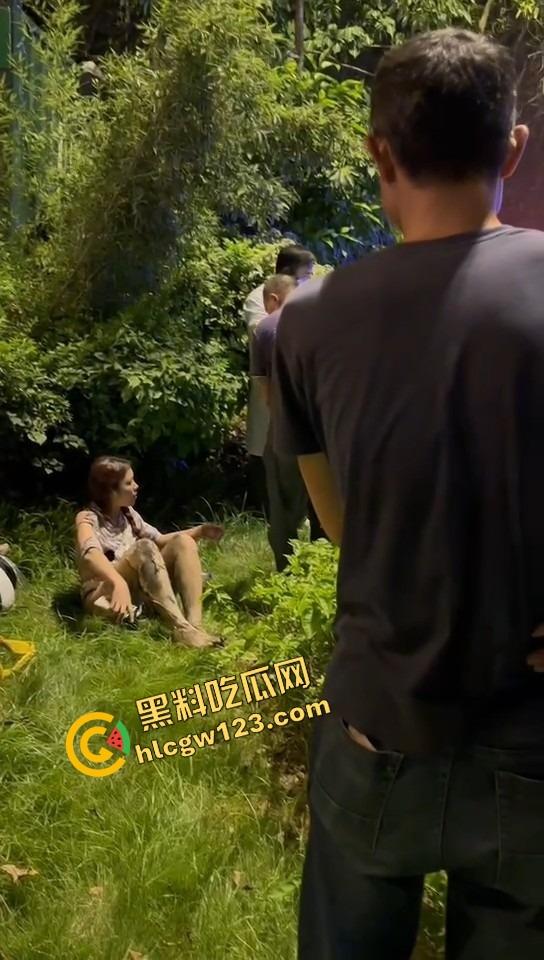 女骑电摩骑出火力全开模式，车子骑着骑着自燃直接把裤子烧没了，当场草地打滚成辣妹火焰鸡！-3