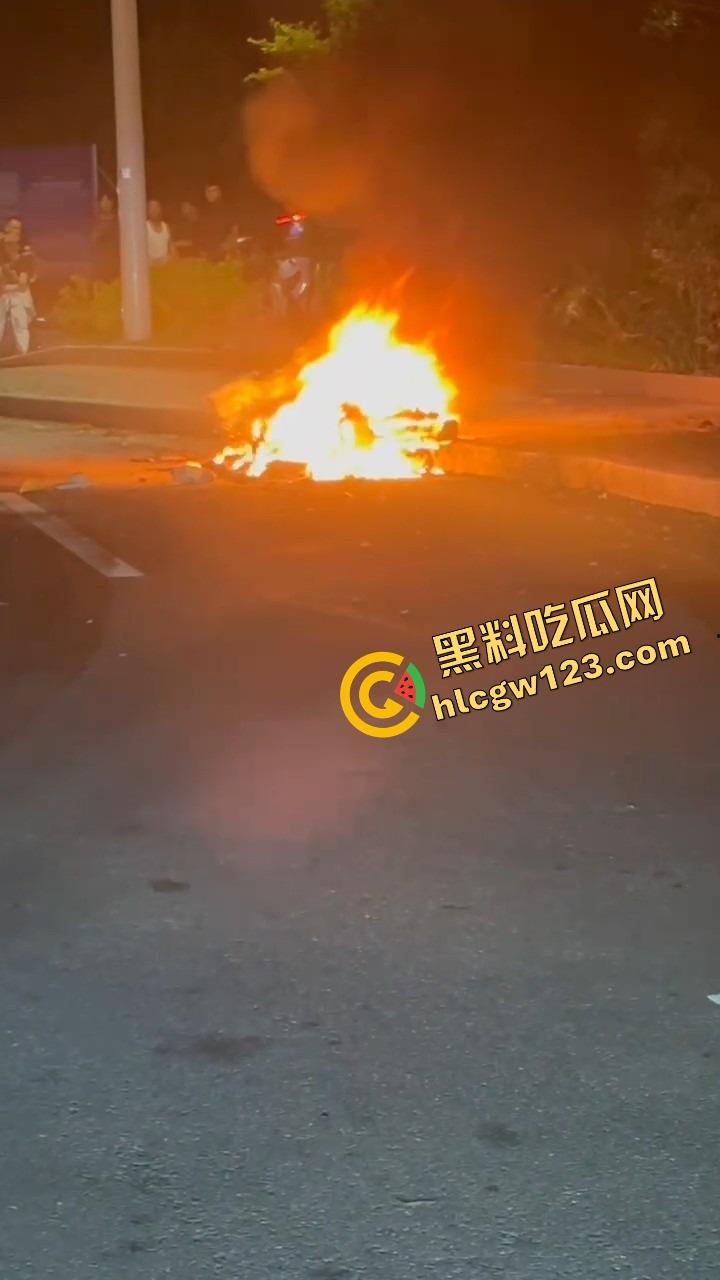 女骑电摩骑出火力全开模式，车子骑着骑着自燃直接把裤子烧没了，当场草地打滚成辣妹火焰鸡！-7